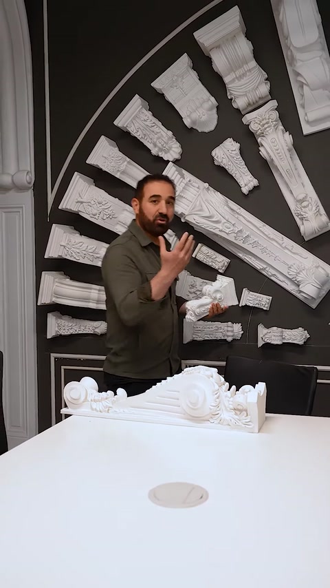 Consolă mică ținută în palmă în timpul explicației produsului