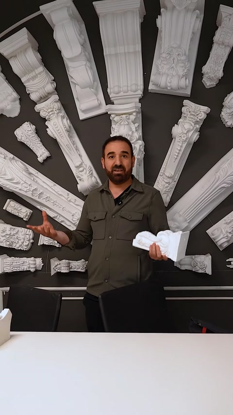 Modele distincte de console sunt prezentate simultan lângă panoul expozițional