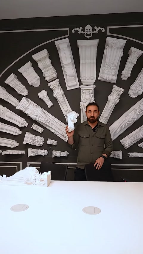 Consolă compactă prezentată separat în fața modelelor de dimensiuni mari