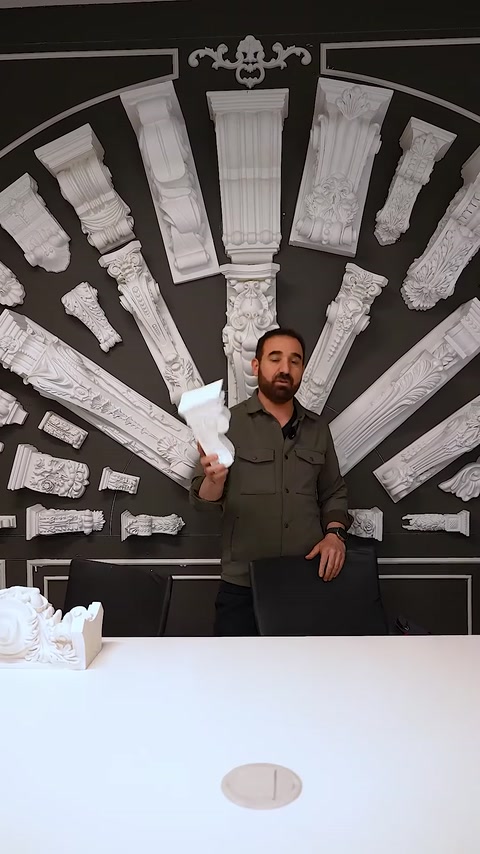 Element decorativ alungit este ridicat pentru evidențierea formei sculptate