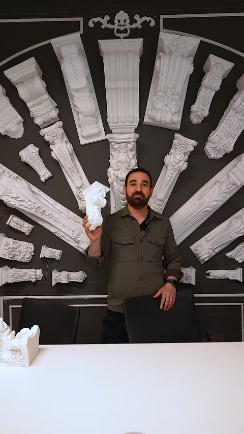 Consolă albă bogat ornamentată este prezentată frontal în spațiul expozițional