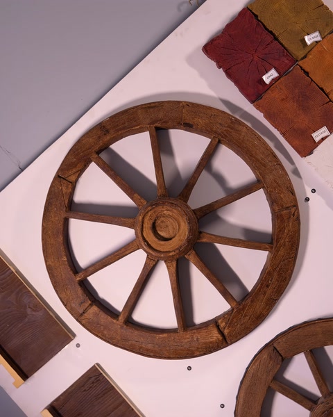 Element circular decorativ inspirat de o roată din lemn