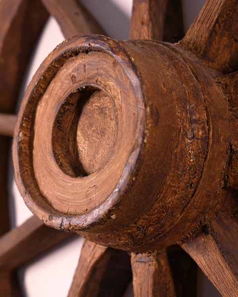 Detaliu al unui ornament circular cu finisaj lemnos