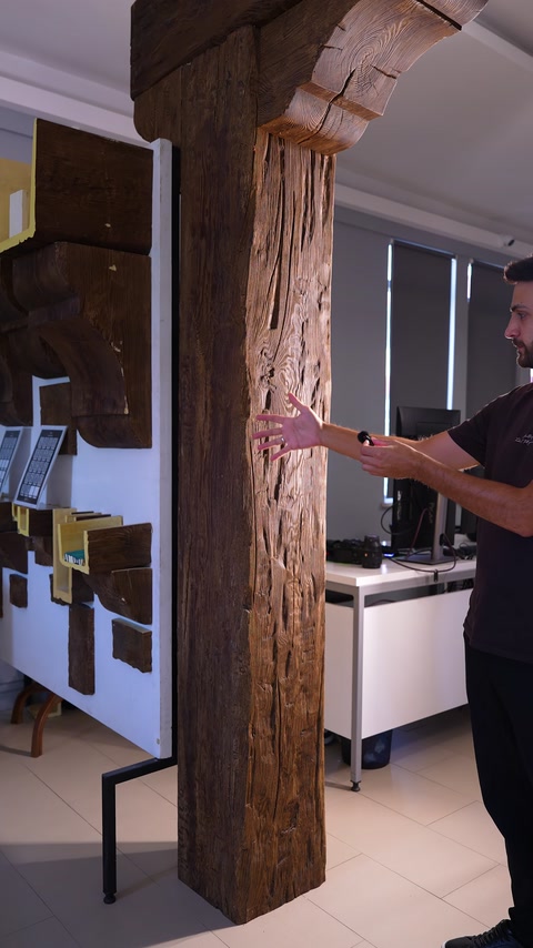 Grindă decorativă verticală cu textură rustică, prezentată în showroom.