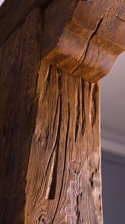 Îmbinare între grinda orizontală și elementul vertical cu relief rustic.