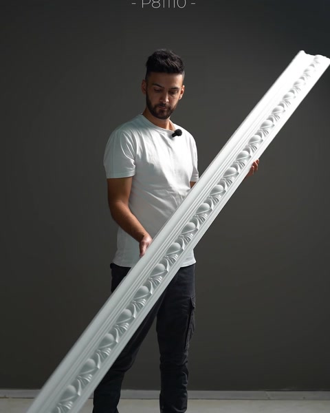 Cornișă lată și netedă, profil simplu din poliuretan alb.
