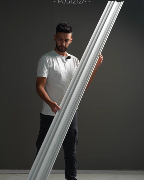 Detaliu apropiat al modelului decorativ cu ove și săgeți.