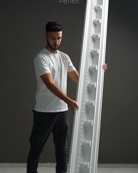 Cornișă cu model de perle rotunde în relief, detaliu apropiat.