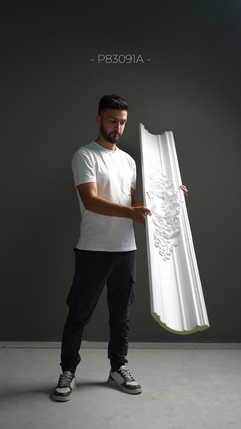 Profil ornamental masiv, prezentat oblic pentru observarea formei curbate