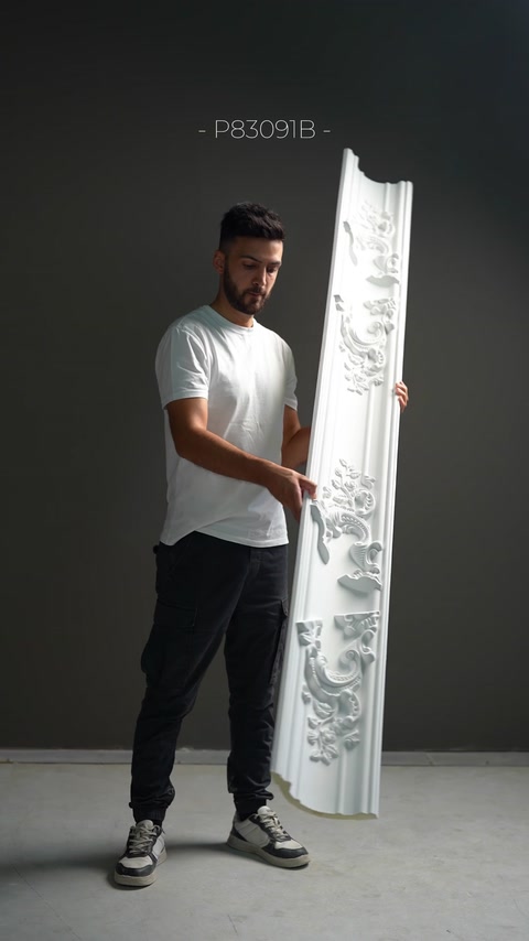 Cornișă verticală cu frunze reliefate și compoziție decorativă amplă