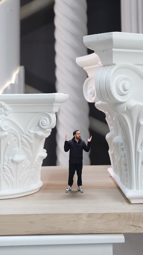 Comparația vizuală evidențiază capiteluri ornamentale și console cu forme volumetrice.