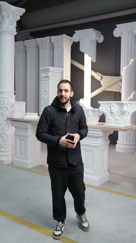 Videoclipul prezintă machete arhitecturale și elemente decorative într-un atelier.