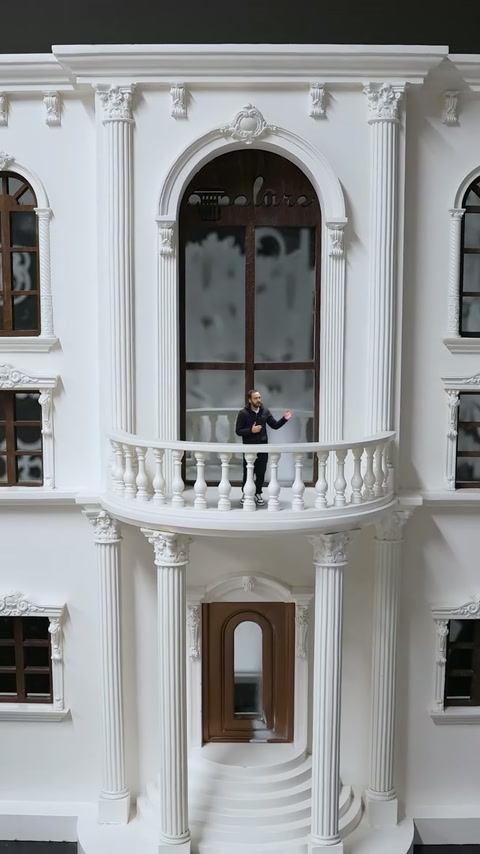 Detaliul machetei evidențiază balconul semicircular și pilaștrii verticali.