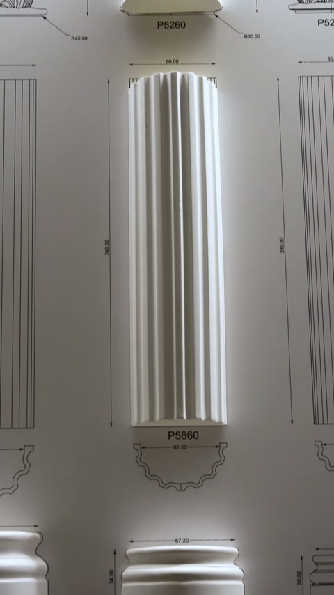 Mostra unui fus canelat acoperă parțial desenul coloanei corespunzătoare.