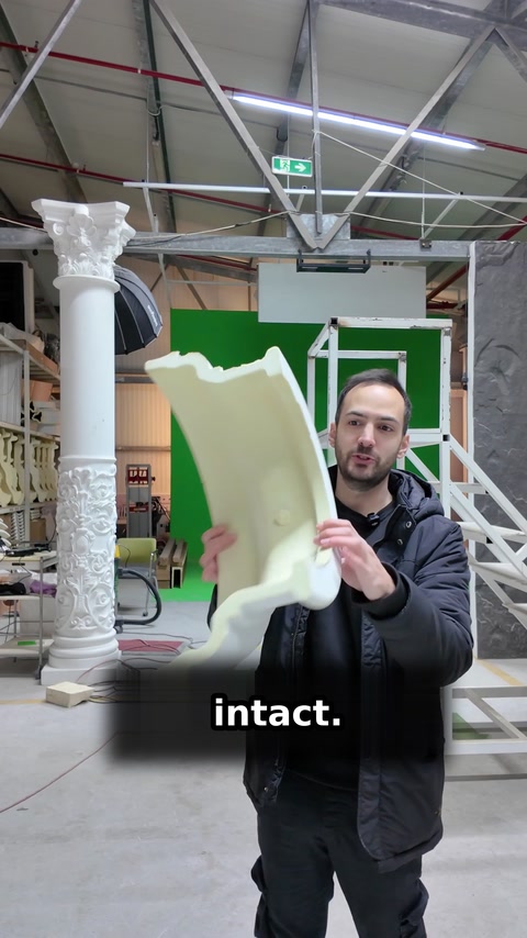 Profilul decorativ este prezentat îndeaproape pentru verificarea stării sale.