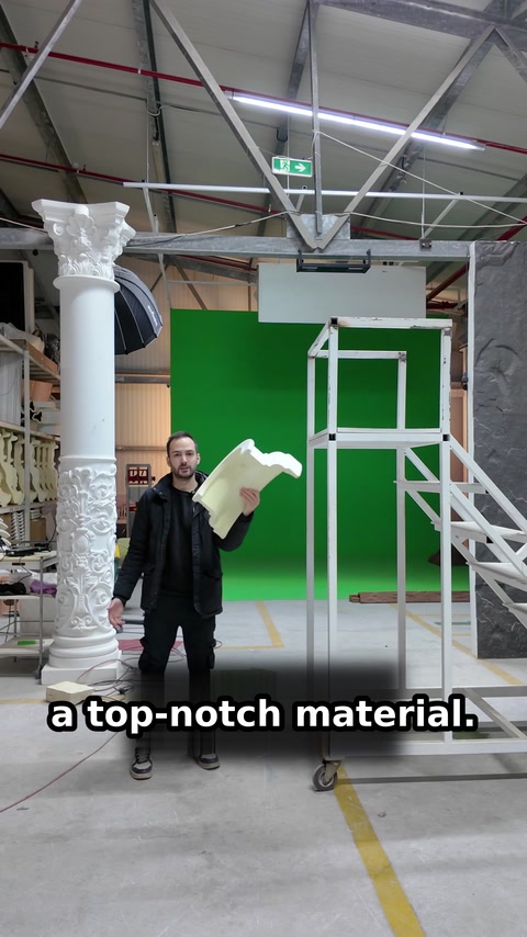 Piesa curbată intactă este ridicată în interiorul atelierului de producție.