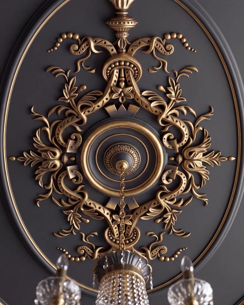 Rozetă circulară în tonuri închise, cu decor auriu și candelabru