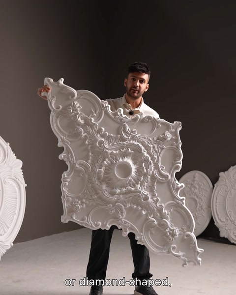 Rozetă în formă de romb, decorată cu elemente aurii rafinate