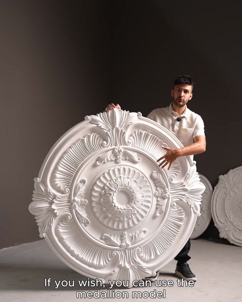 Model circular alb prezentat frontal, cu margini bogat ornamentate