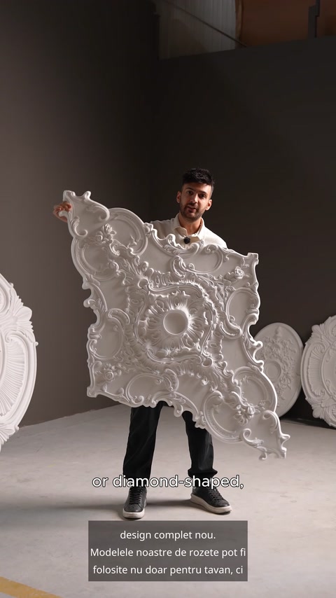 Model de rozetă romboidală albă, prezentat integral de specialist.