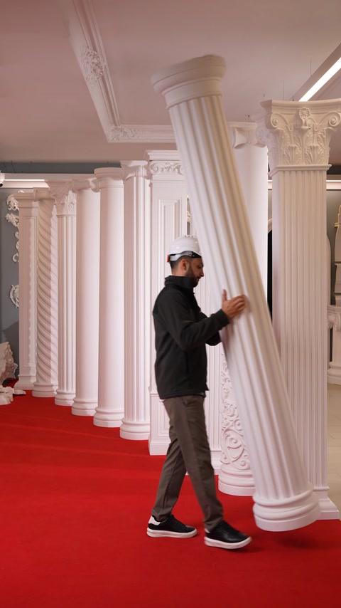 Manipularea unei coloane canelate în interiorul spațiului expozițional.