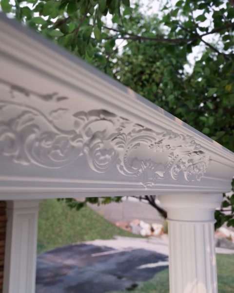 Ornamentele reliefate accentuează profilul elegant al coronișei.