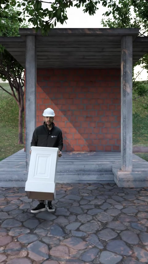 Muncitorul aduce soclul decorativ alb pentru începutul montajului coloanei.