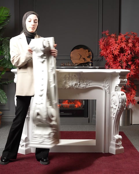 Element lateral ornamentat, poziționat lângă rama decorativă a șemineului