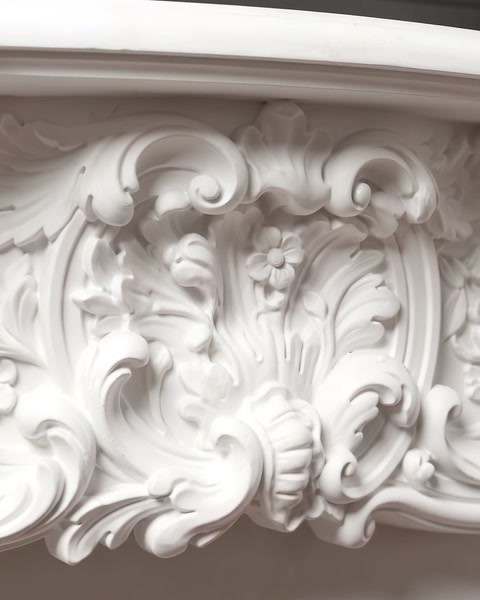 Detaliu central cu flori, volute și frunze sculptate în relief