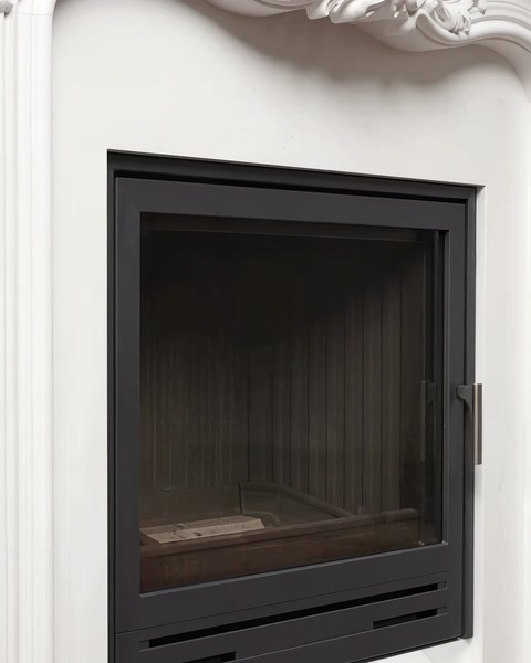 Focar negru încadrat de profilele albe ale ramei decorative