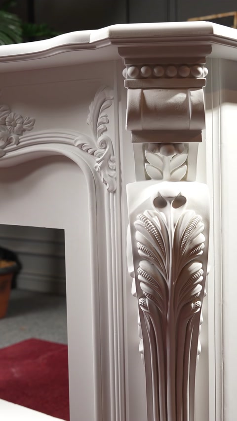 Detaliu al coloanei laterale cu frunze sculptate și profile clasice.