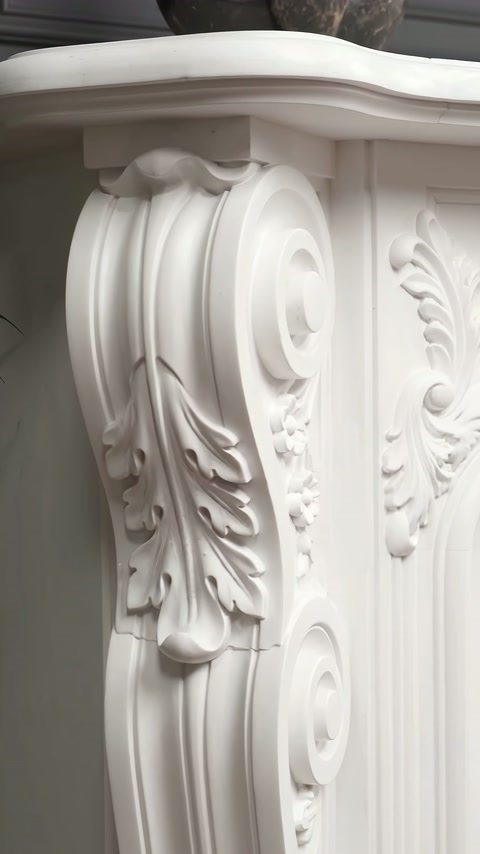 Profilul decorativ lateral combină spirale albe, nervuri și motive foliate.