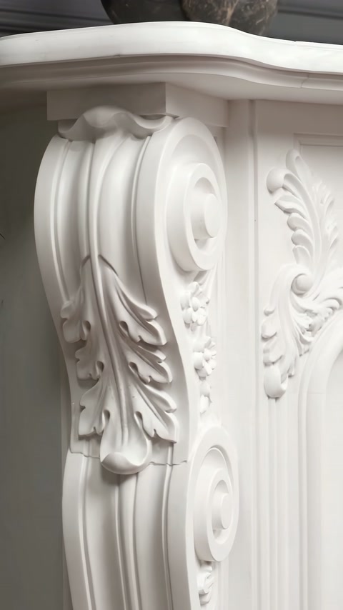 Voluta de colț este prezentată alături de panoul vertical ornamentat.