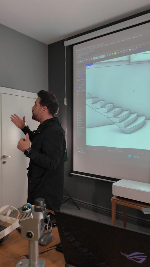 Proiectantul explică modelul solid al scării și panourilor decorative.