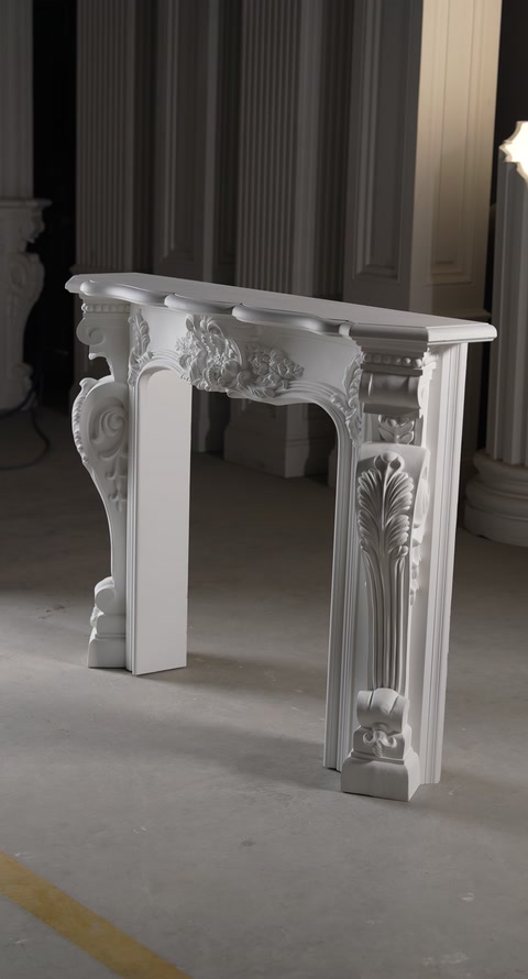 Vedere laterală a ancadramentului ornamental, cu poliță și console profilate.