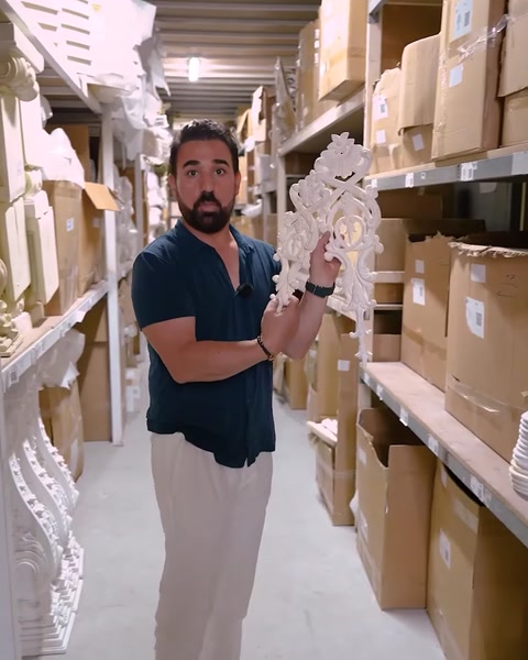 Bărbat prezintă un ornament decorativ din poliuretan cu model floral