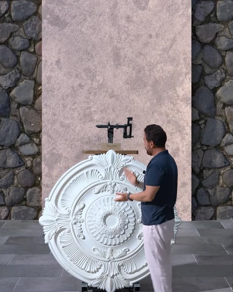 Rozetă din poliuretan montată complet pe un perete decorativ