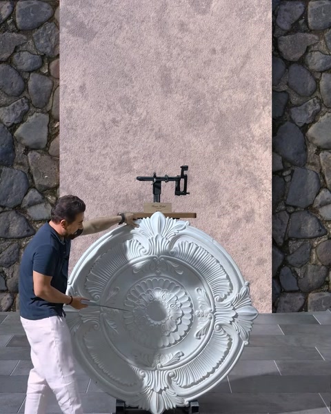 Bărbat taie rozeta pentru a forma o arcadă decorativă