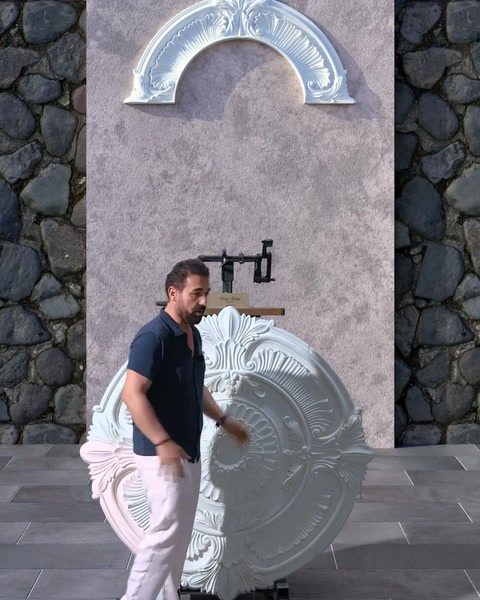 Ansamblu de arcadă și rozetă decorativă montat pe perete