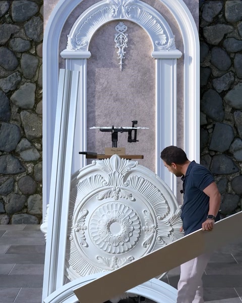 Bărbat măsoară o baghetă pentru ansamblul decorativ de perete