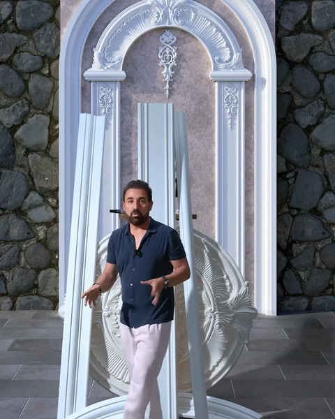 Bărbat prezintă ansamblul finalizat cu arcadă și coloane decorative