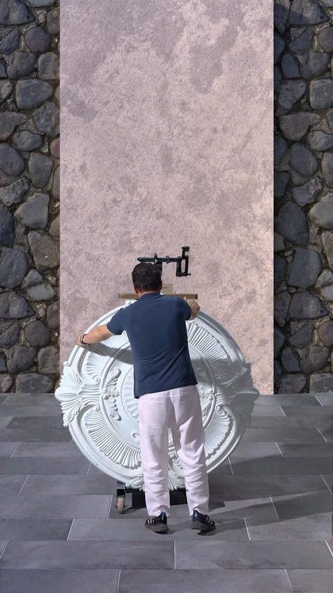 Medalion circular amplu poziționat la baza peretelui decorativ