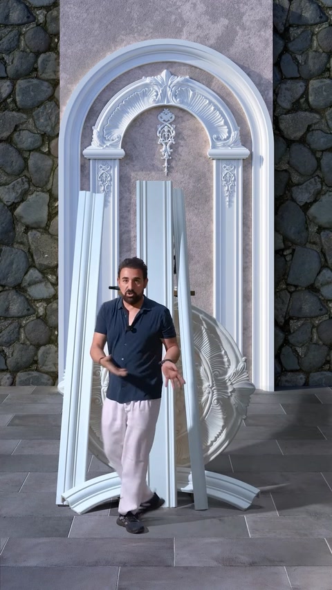 Compoziție aproape finalizată cu arcadă, coloane și ornamente simetrice