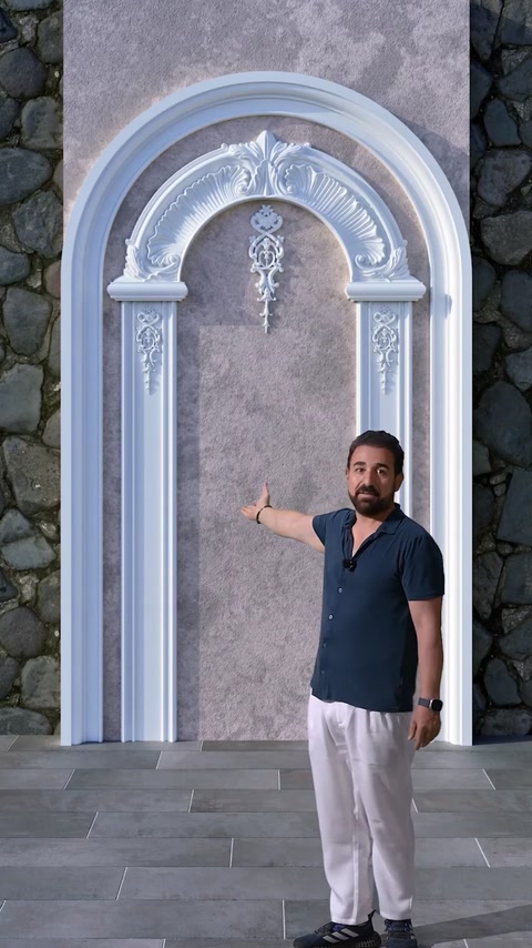 Ansamblu mural final cu ancadrament arcuit și decorațiuni centrale