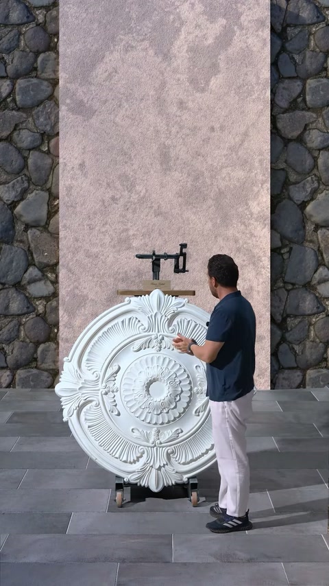 Elementele ornamentale sunt așezate pe perete pentru pregătirea ansamblului decorativ.