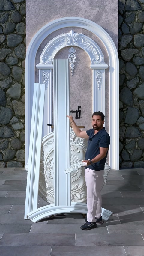 Meșterul aliniază un profil vertical în interiorul ancadramentului arcuit ornamental.