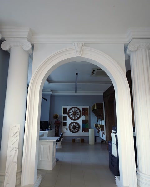 Arcadă interioară din poliuretan cu coloane și cornișă decorativă