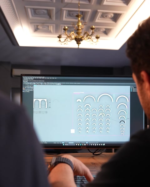 Ecran de proiectare 3D cu biblioteca de profile curbate