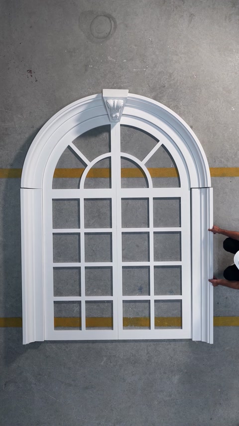 Ancadrament semicircular complet, asamblat împreună cu grila decorativă.