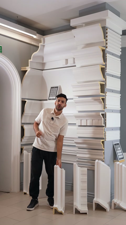 Consultantul indică elementele decorative așezate în zona de prezentare.